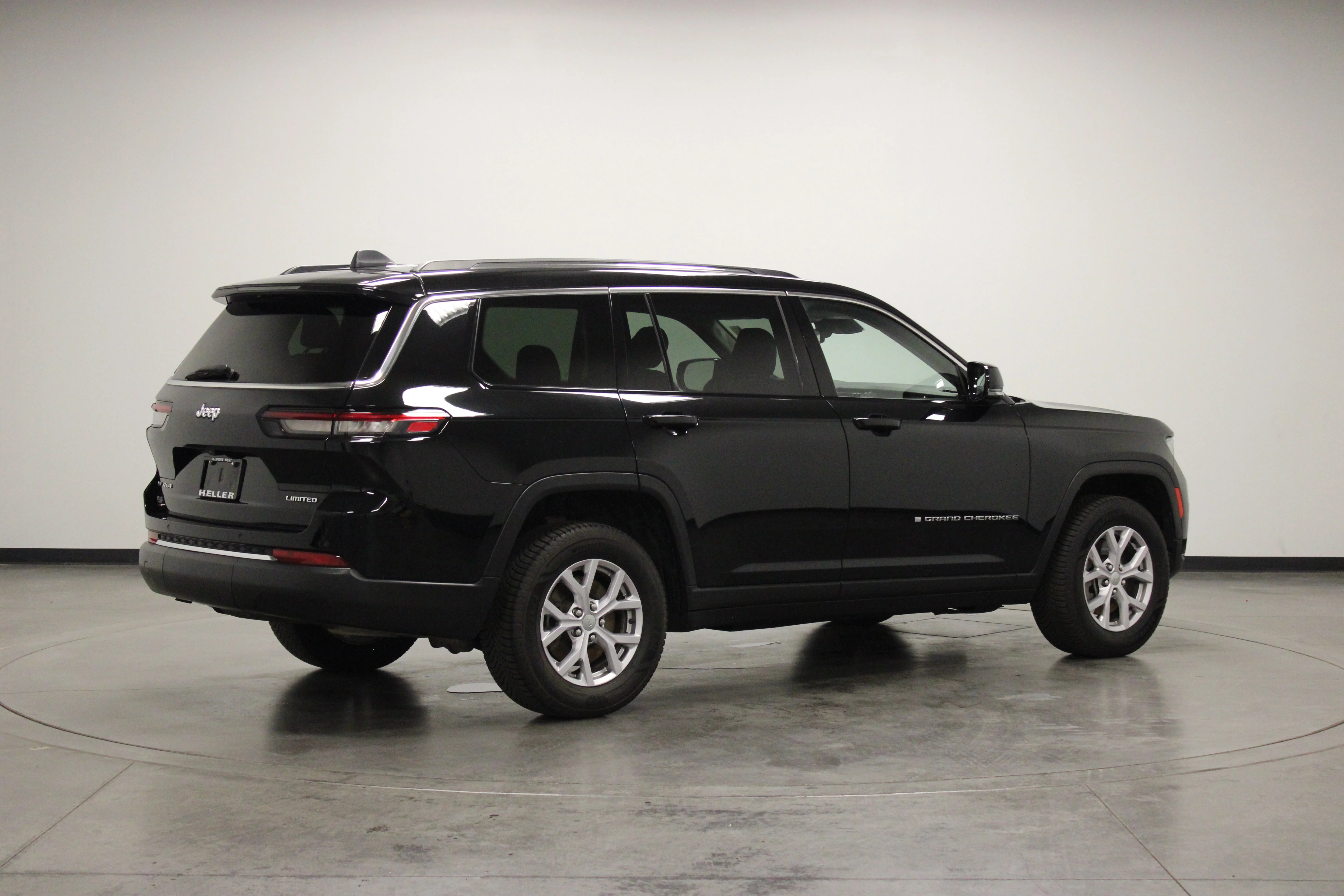 Used 2022 Diamond Black Crystal Pearlcoat Jeep Limited image 8