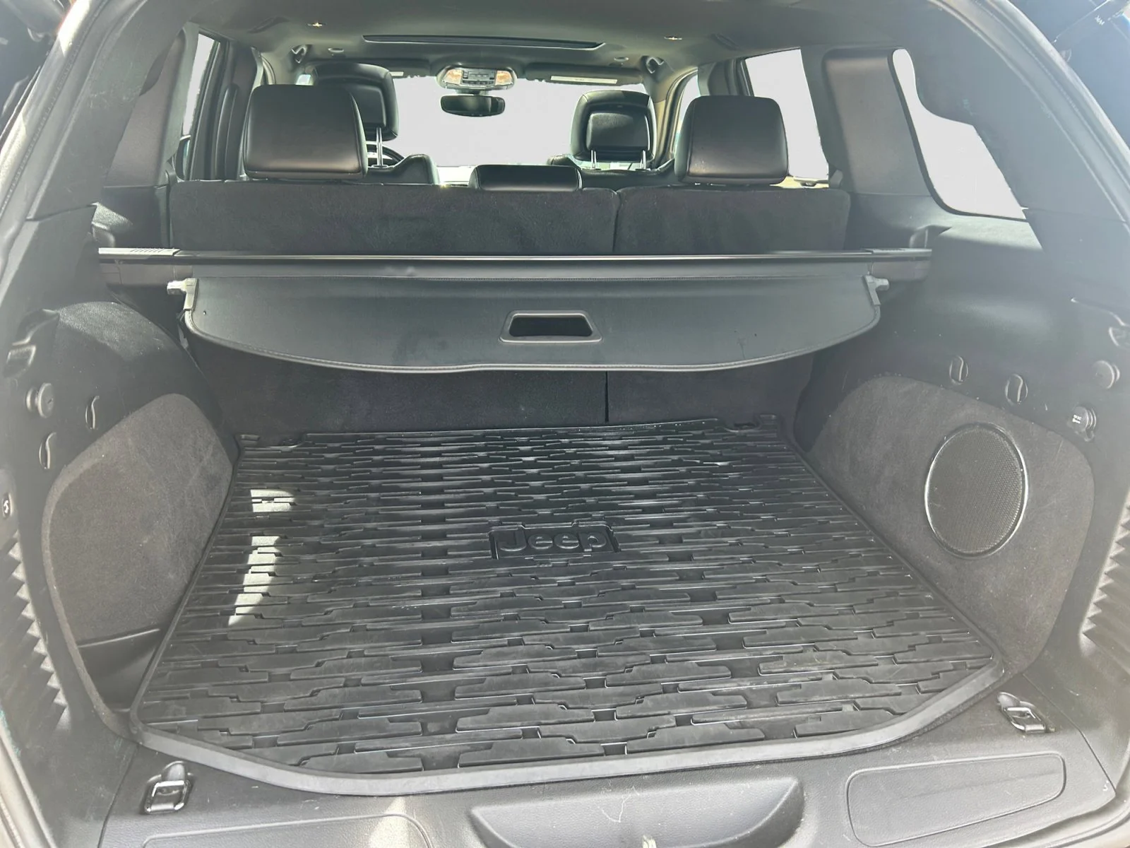 Used 2019 Diamond Black Crystal Pearl Jeep ALTITUDE image 10