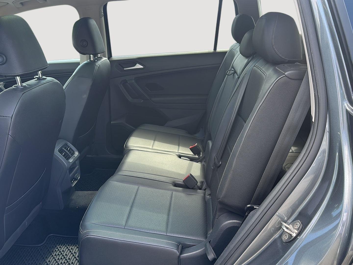 Used 2019 Platinum Gray Metallic Volkswagen SE image 12
