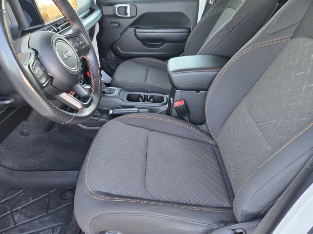 Used 2025 White Jeep Mojave image 15