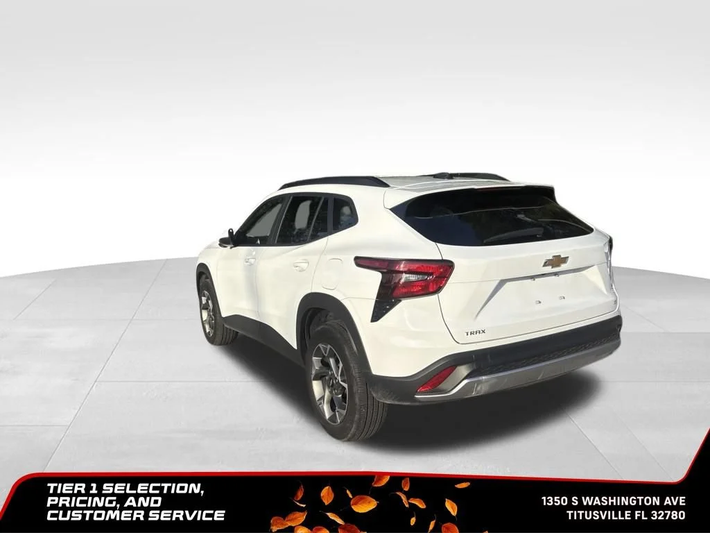 Used 2025 Summit White Chevrolet LT image 3