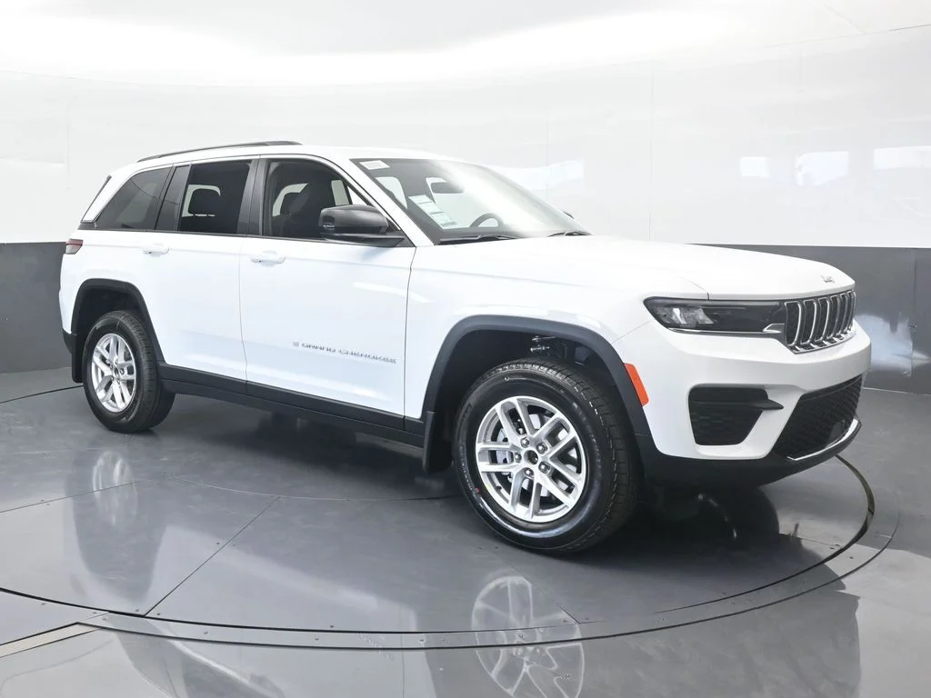 Used 2025 Bright White Clearcoat Jeep Laredo X image 8