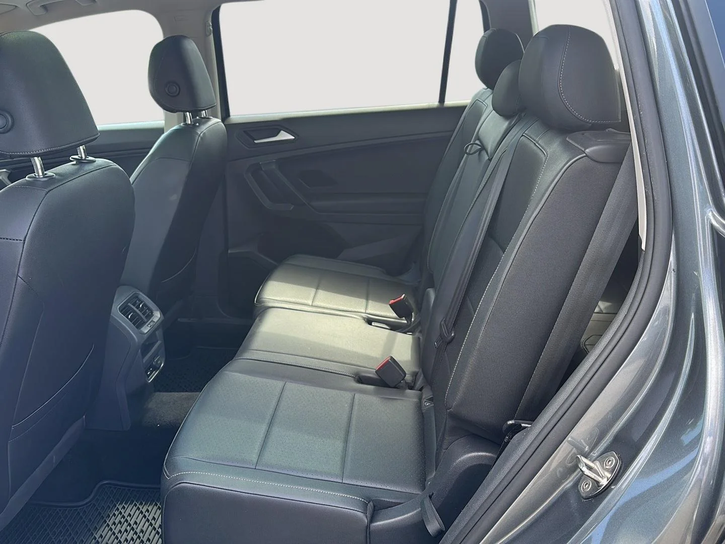 Used 2019 Platinum Gray Metallic Volkswagen SE image 12