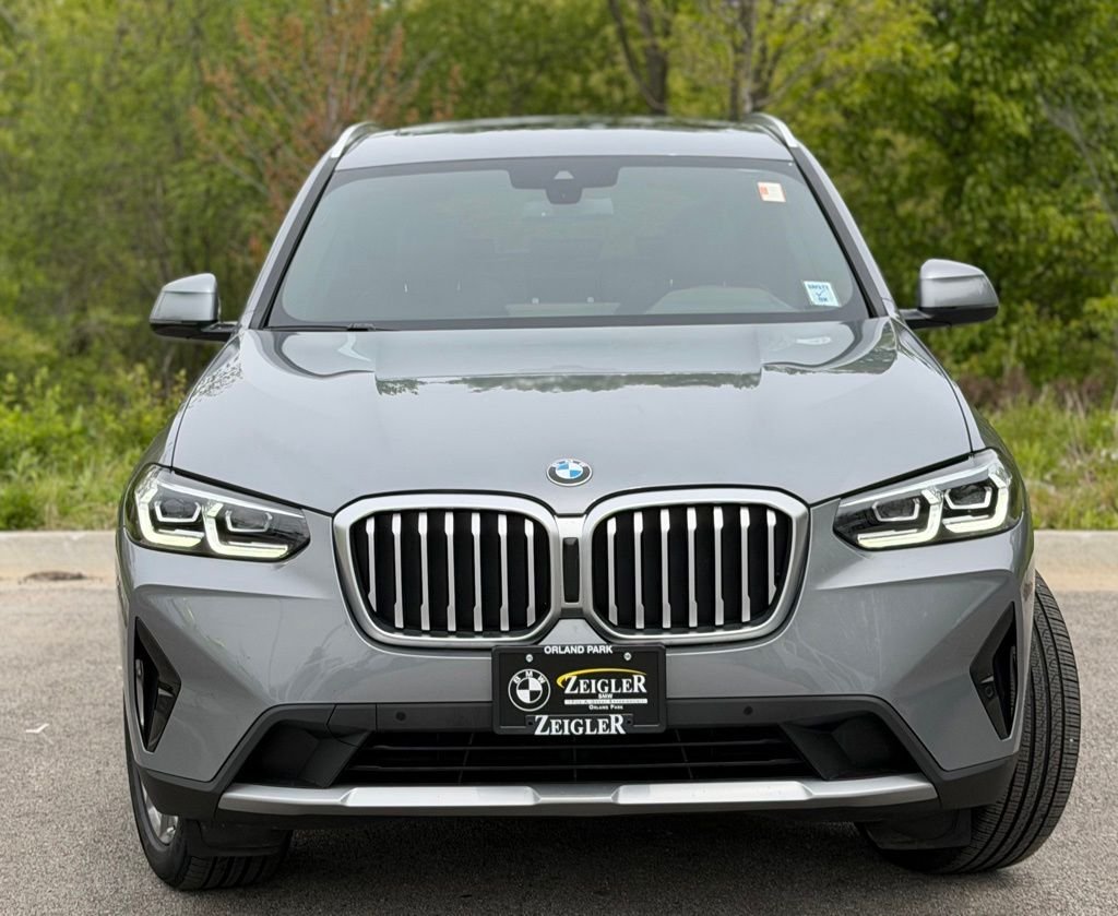 Used 2024 Gray BMW xDrive30i image 3