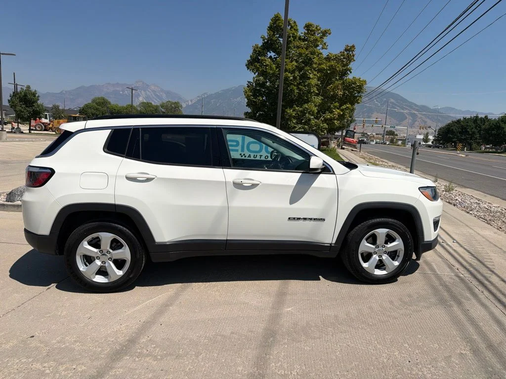 Used 2019 White Jeep Latitude image 4