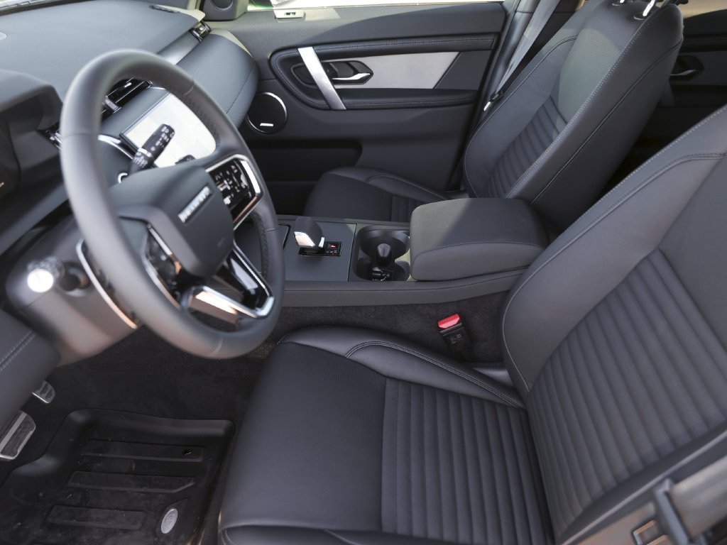 Used 2025  Land Rover SE image 15
