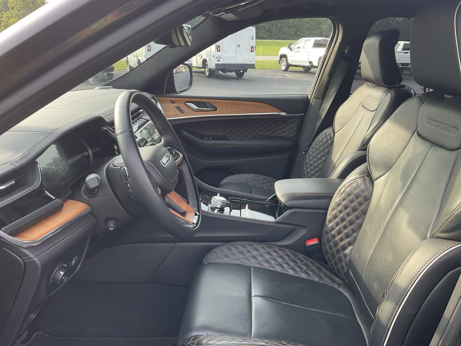 Used 2025 Rocky Mountain Pearlcoat Jeep Summit Reserve image 9