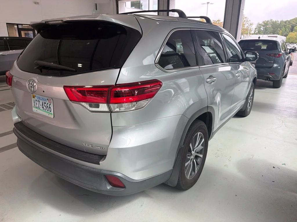 Used 2019 Silver Toyota XLE image 5