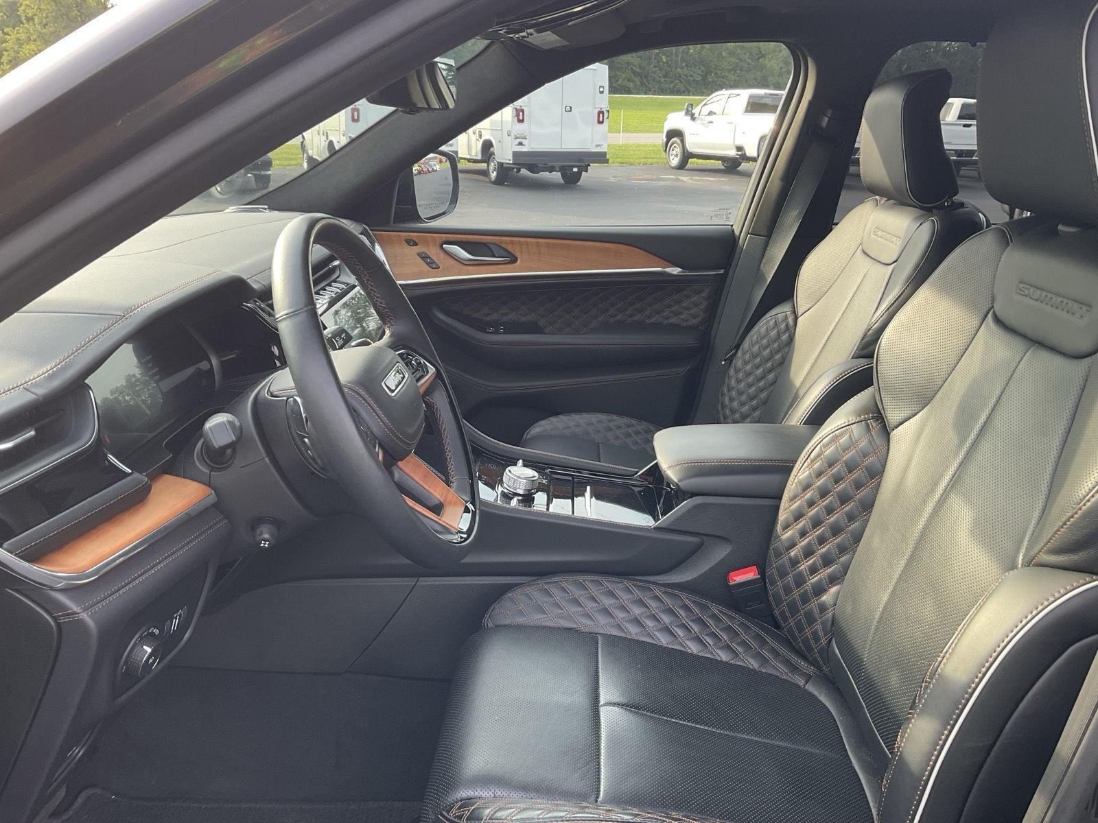 Used 2025  Jeep Summit Reserve image 9