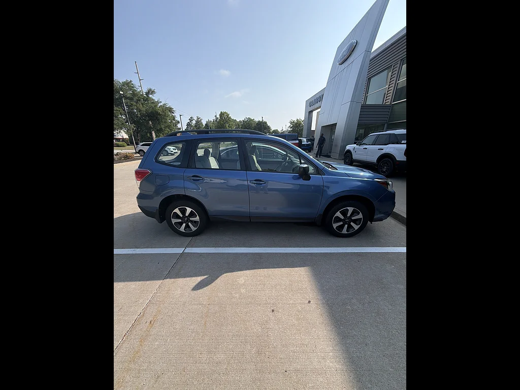 Used 2017 Quartz Blue Pearl Subaru 2.5i image 2