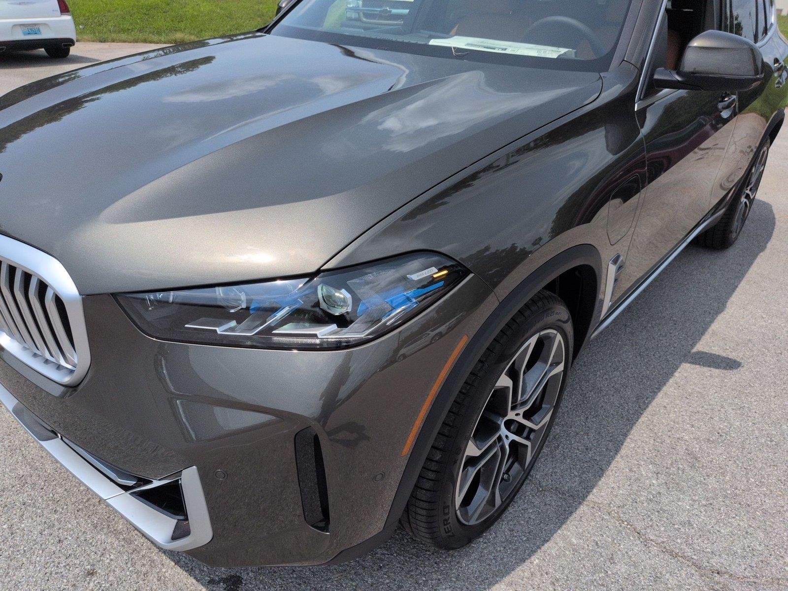 New 2026 Manhattan Green Metallic BMW xDrive50e image 9