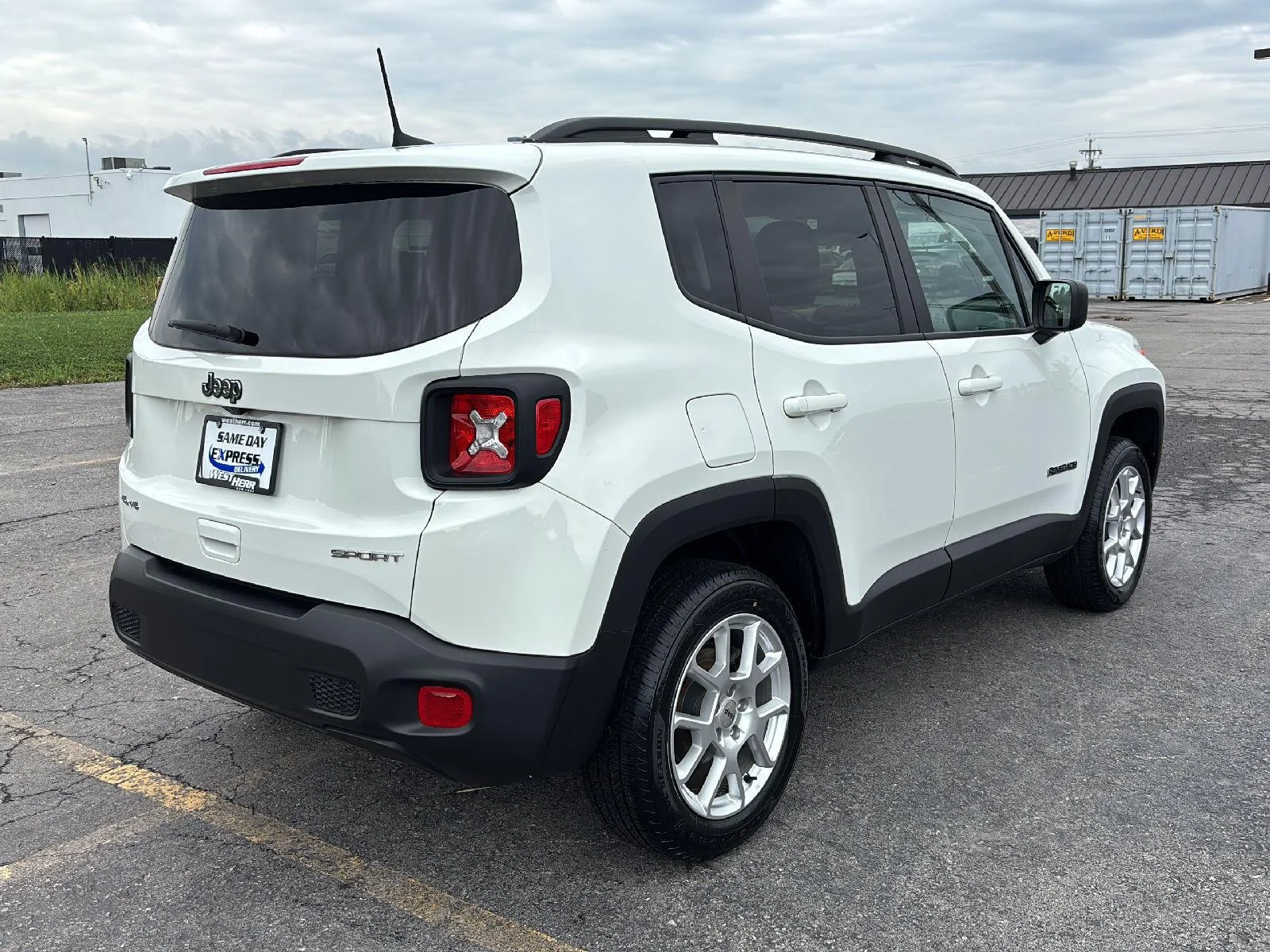 Used 2022 Alpine White Clearcoat Jeep Sport image 9
