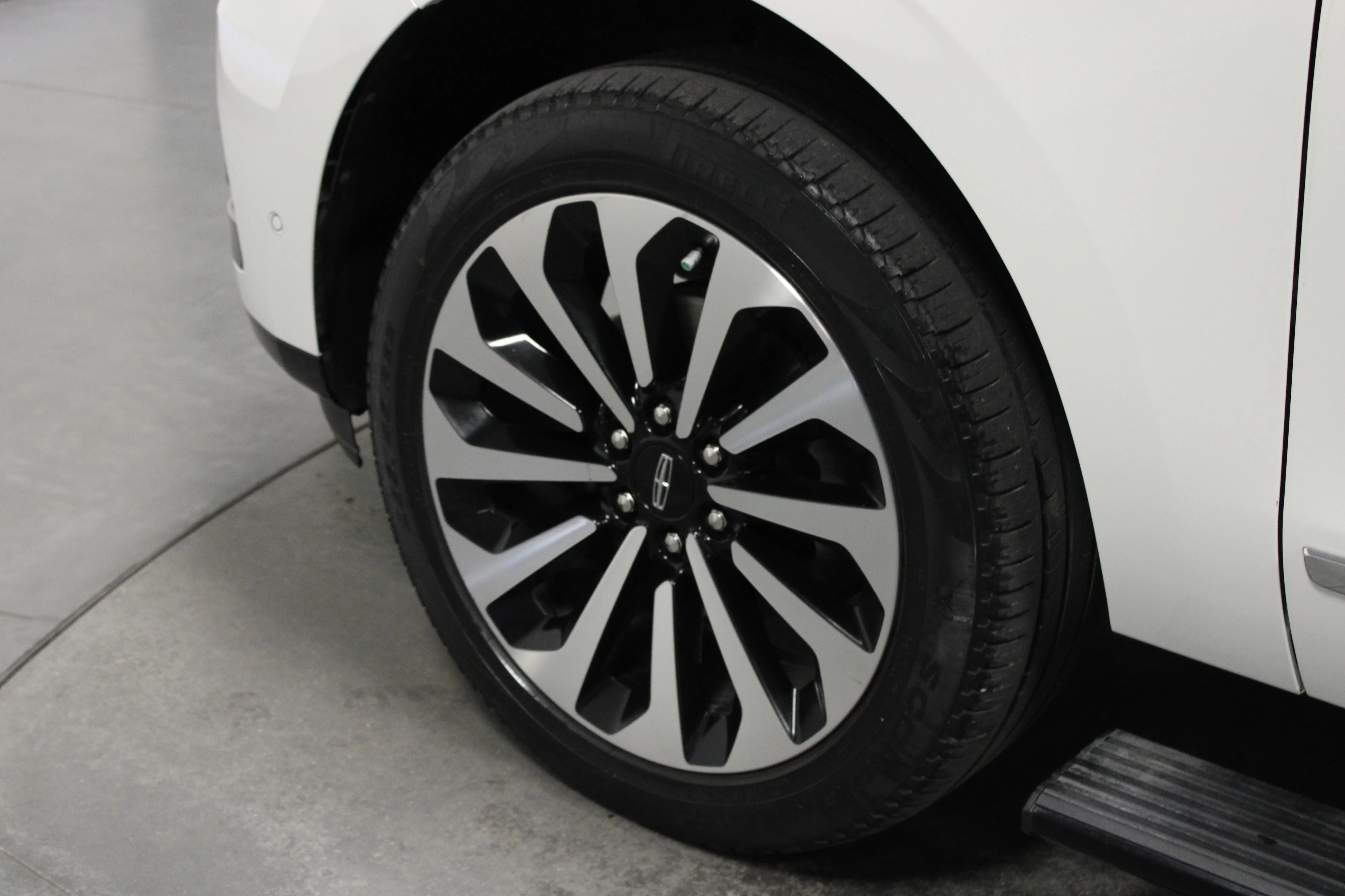 Used 2023 White Metallic Lincoln Reserve image 10