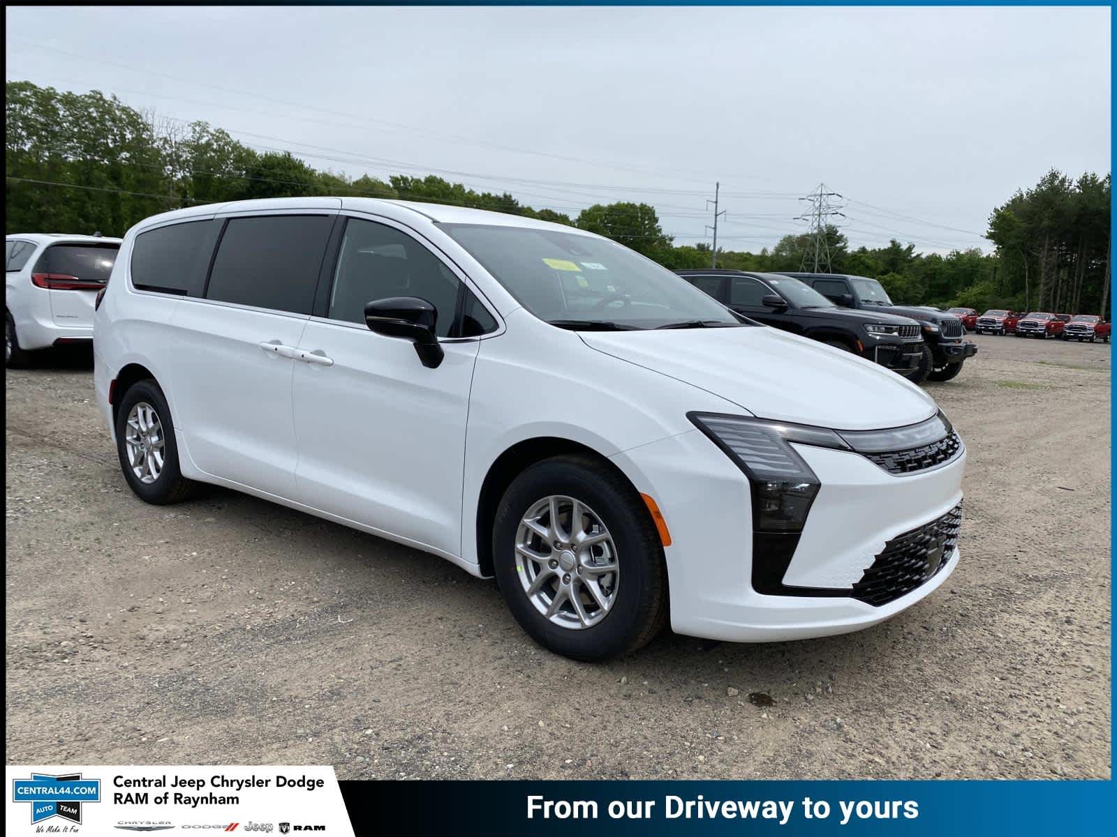 2027 Chrysler Pacifica Select's photo