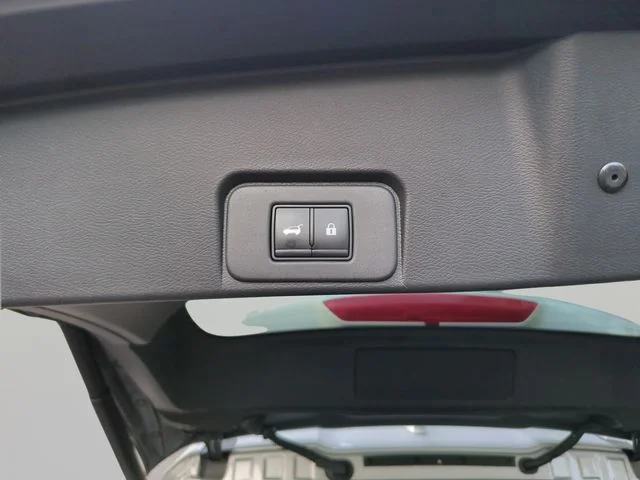 Used 2021 Silver Nissan Platinum image 11