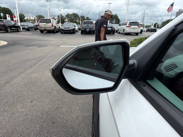 Used 2024 White Hyundai SEL image 23