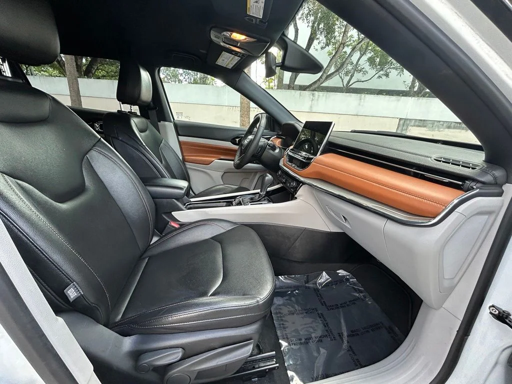 Used 2024 White/off-white Jeep Limited image 25