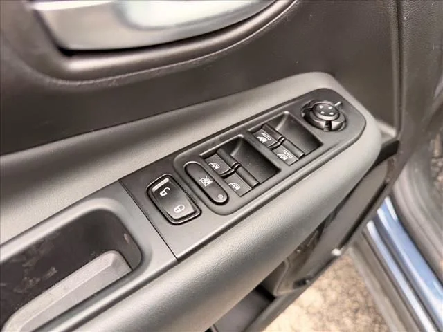 Used 2022 Blue Jeep Altitude image 16