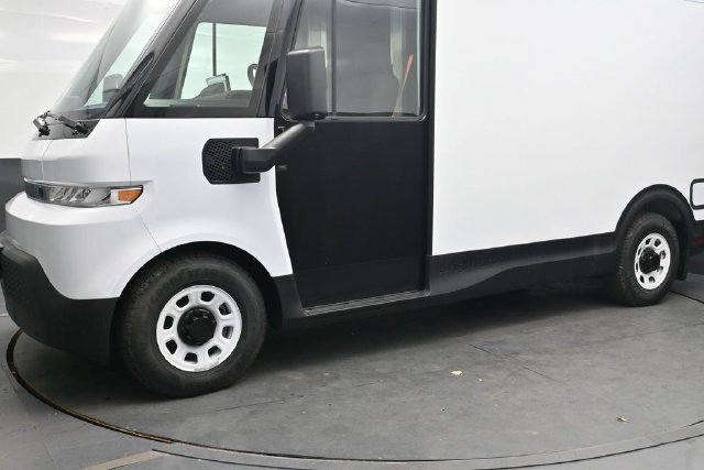 Used 2024 White BrightDrop  image 3