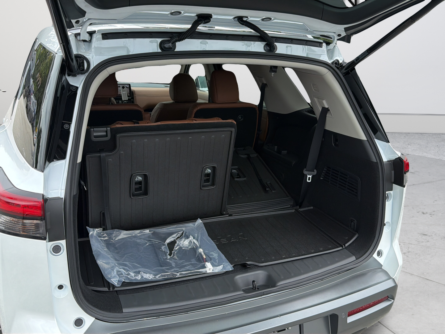 New 2026 White Nissan Platinum image 38