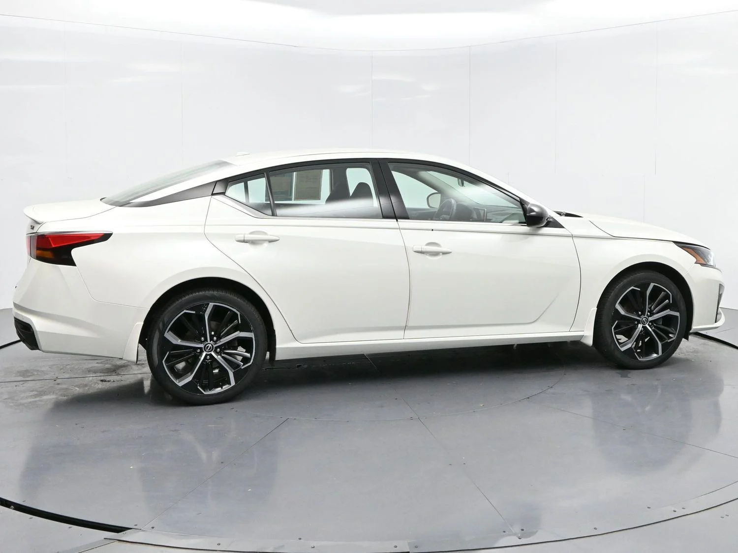 Used 2023 Pearl White Tricoat Nissan 2.5 SR image 8