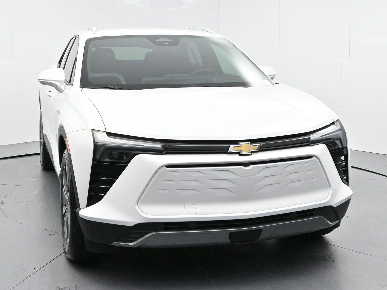 Used 2024 Summit White Chevrolet LT image 2