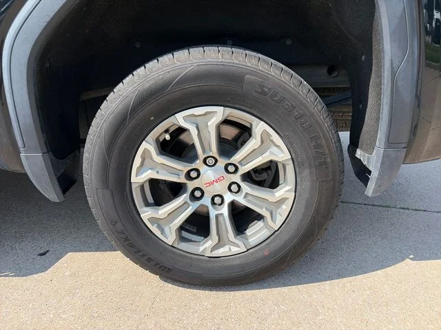 Used 2020 Black GMC SLE image 39