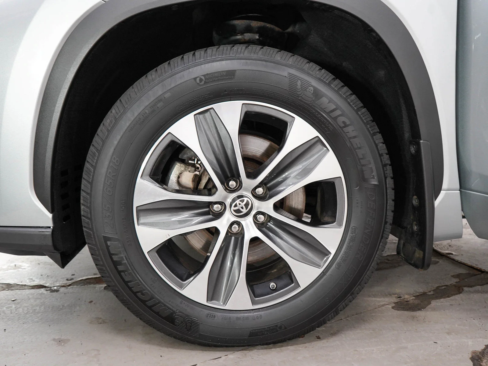Used 2021 Silver Toyota 4D WAGON XLE AWD image 31