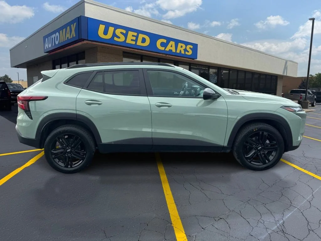 Used 2024 Green Chevrolet ACTIV image 2