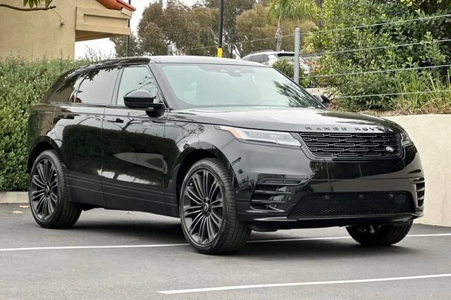 New 2026 Santorini Black Land Rover Dynamic SE image 7