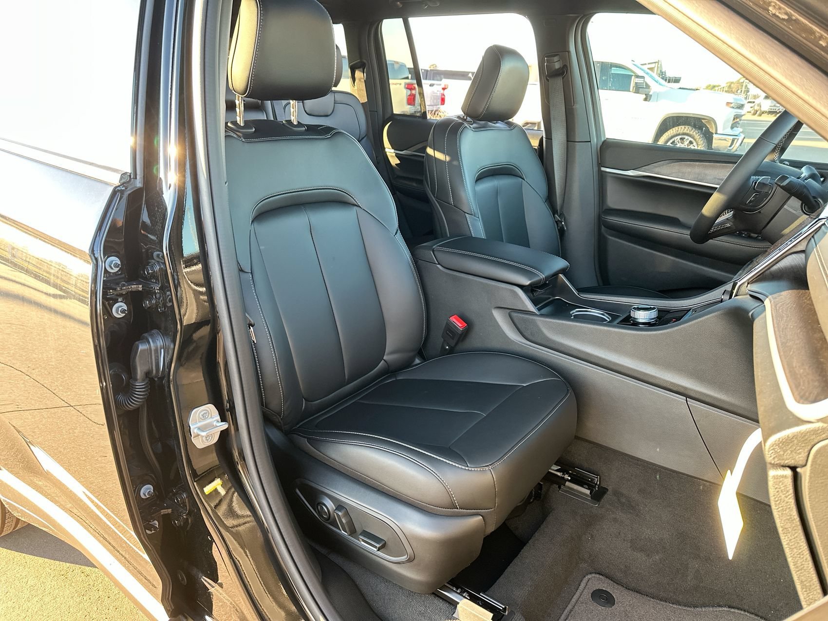 New 2025 Diamond Black Crystal Pearlcoat Jeep Limited image 25