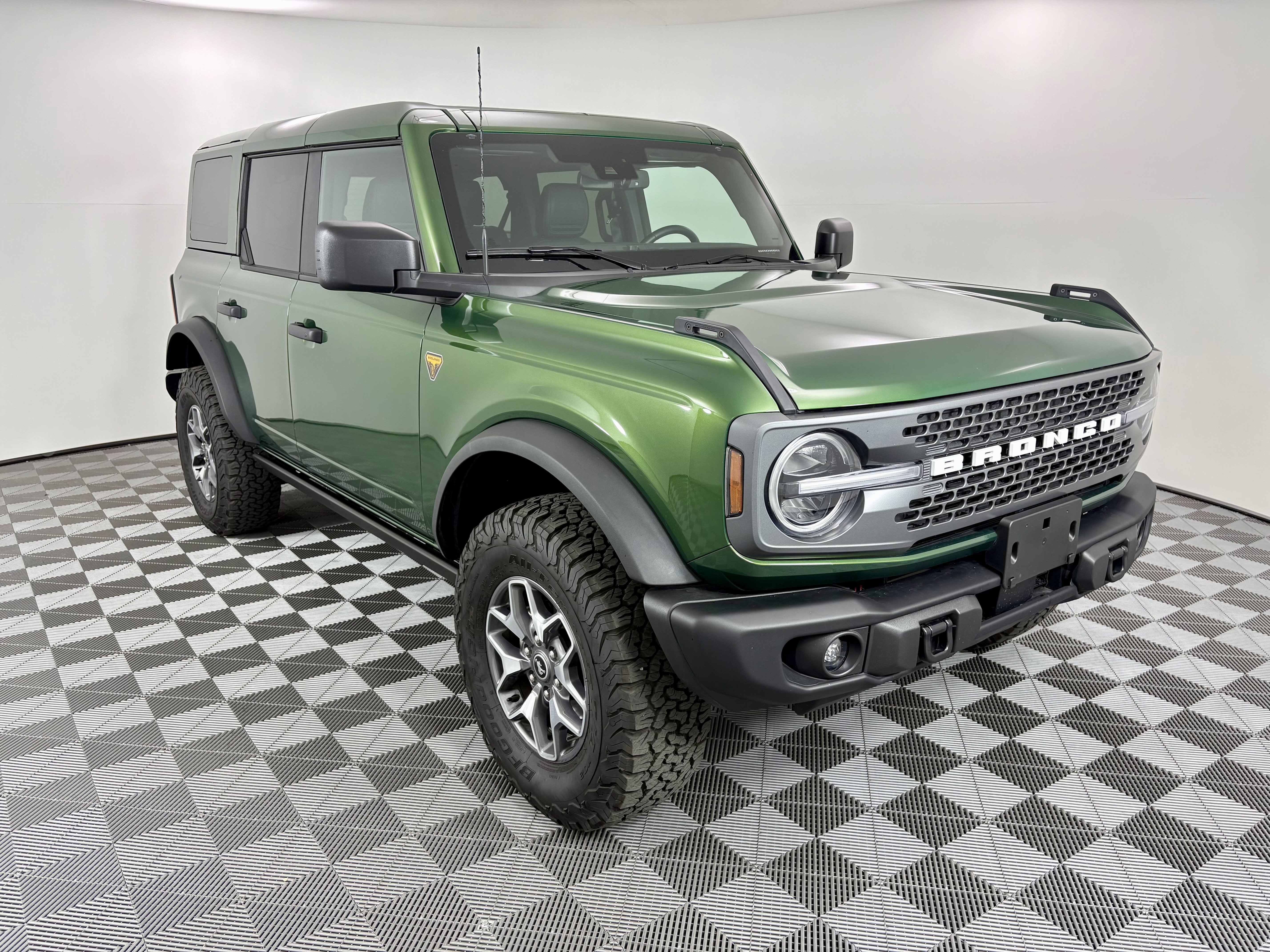 Used 2025 Green Metallic Ford Badlands image 7
