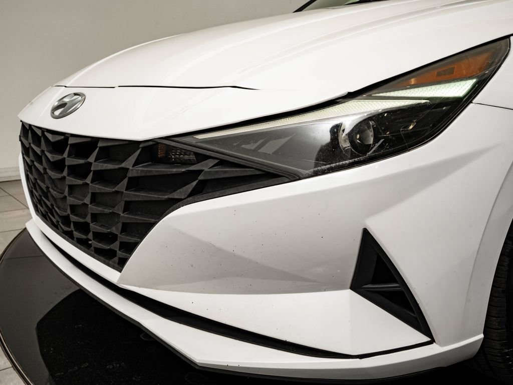 Used 2021 Quartz White Hyundai SE image 3