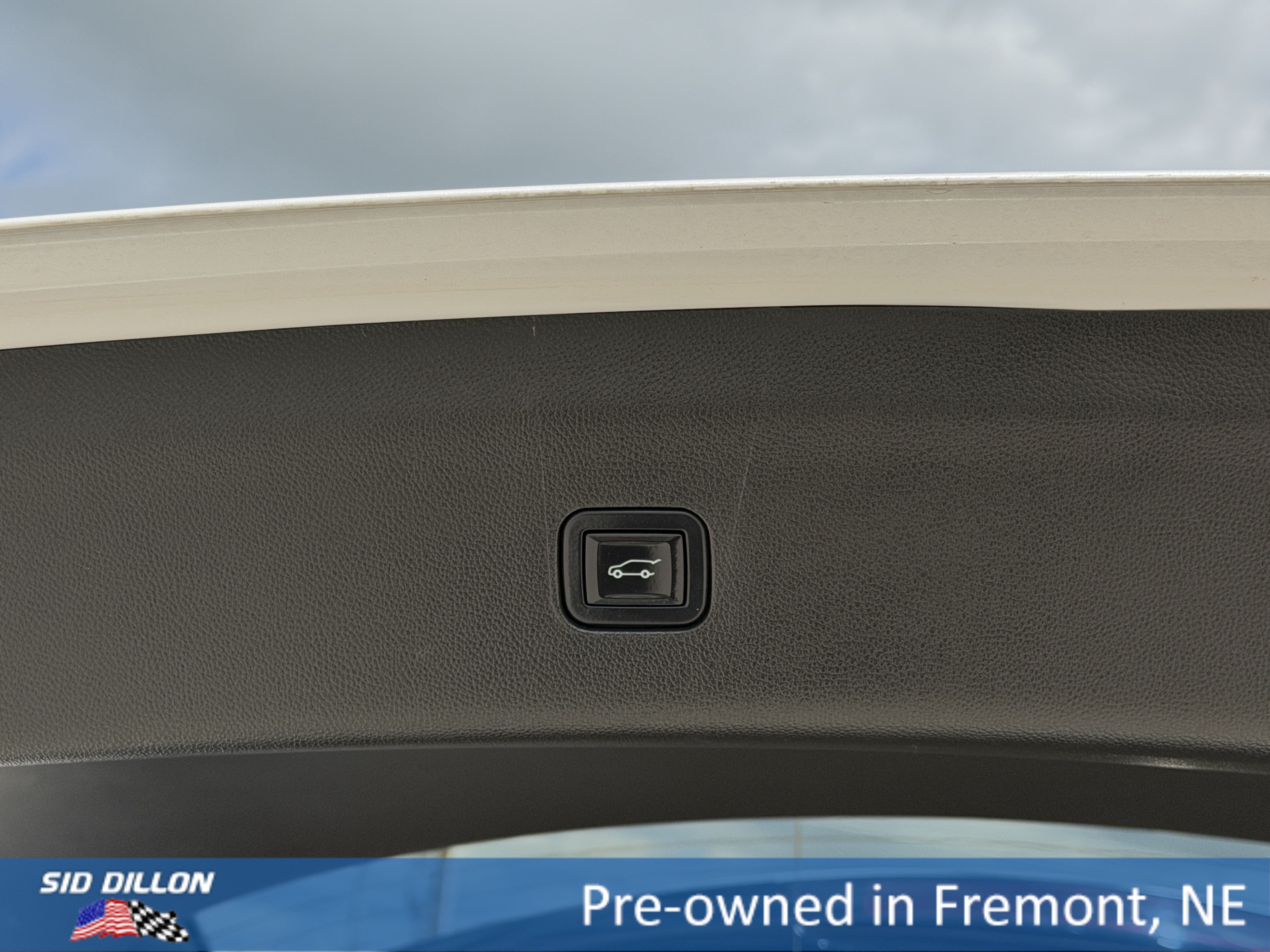 Used 2021 White Frost Tricoat Buick Avenir image 7
