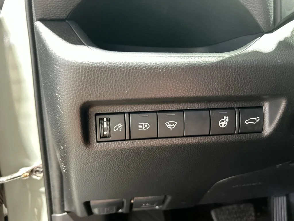 Used 2020  Toyota XLE image 21