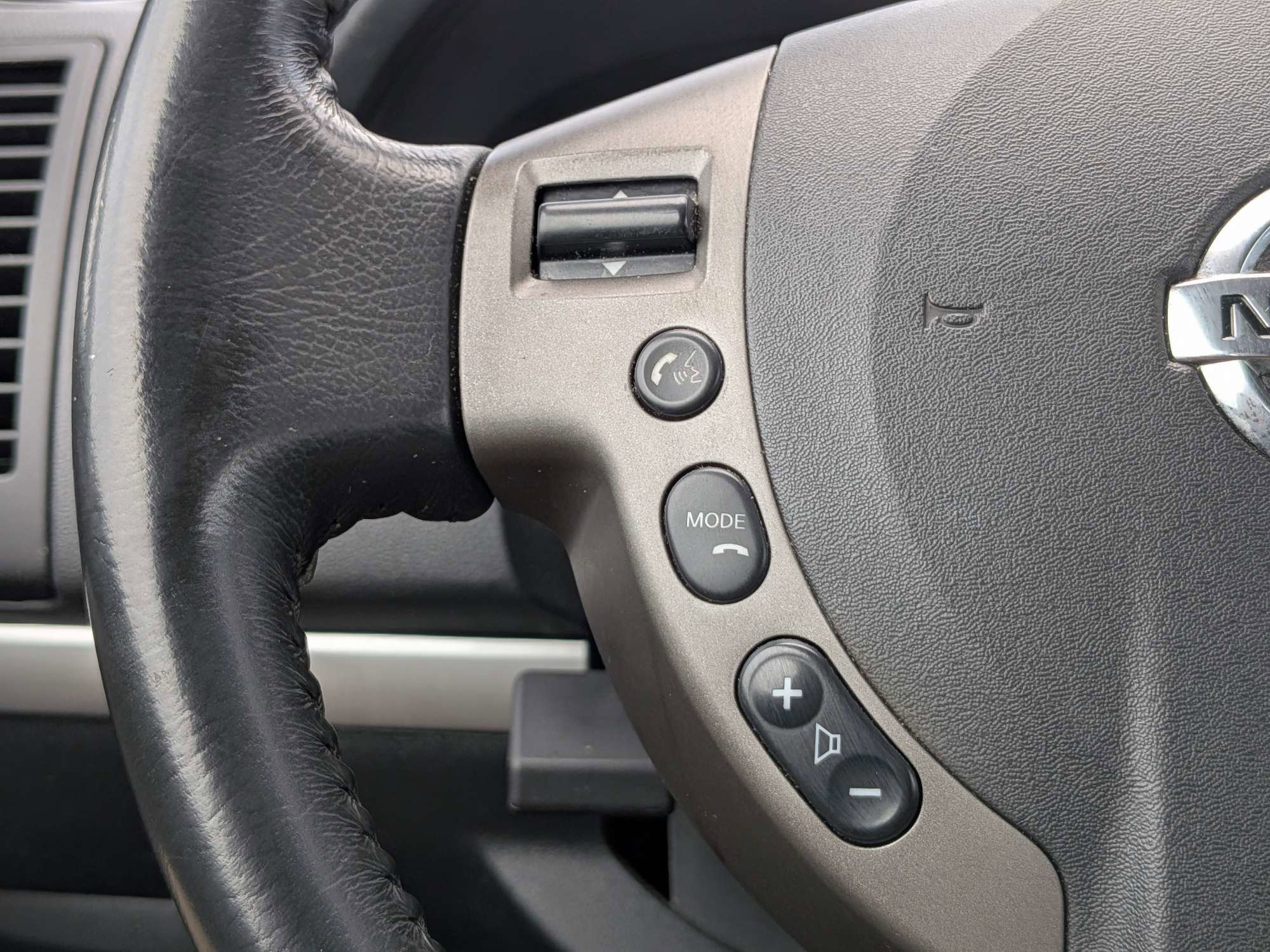 Used 2010 Black Nissan 2.0 S image 19