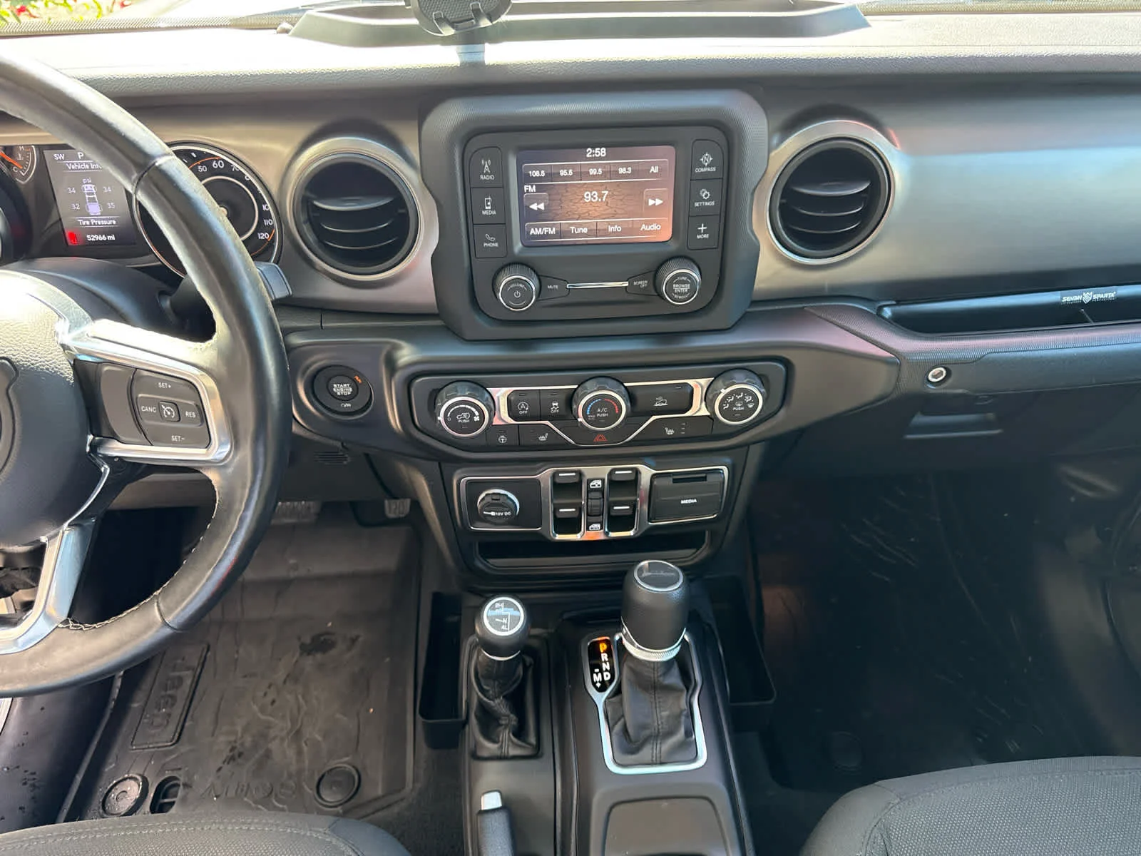 Used 2020 Billet Silver Metallic Clearcoat Jeep Sport S image 23