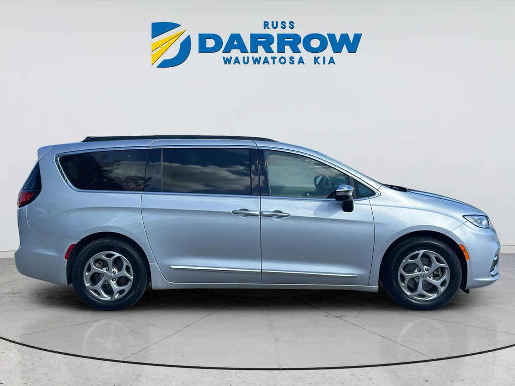 Used 2023 Silver Chrysler Limited image 6