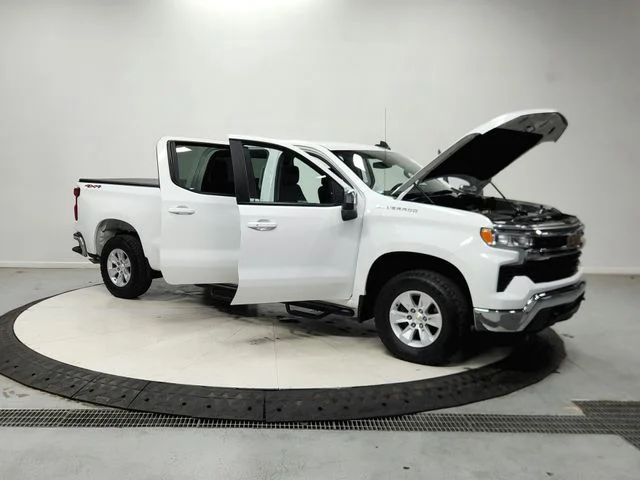 Used 2025 White Chevrolet LT image 10