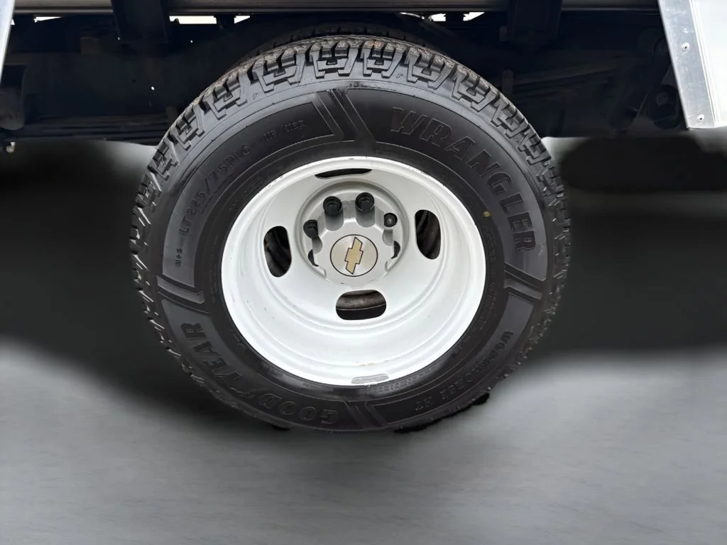 Used 2024 Summit White Chevrolet 1WT image 25