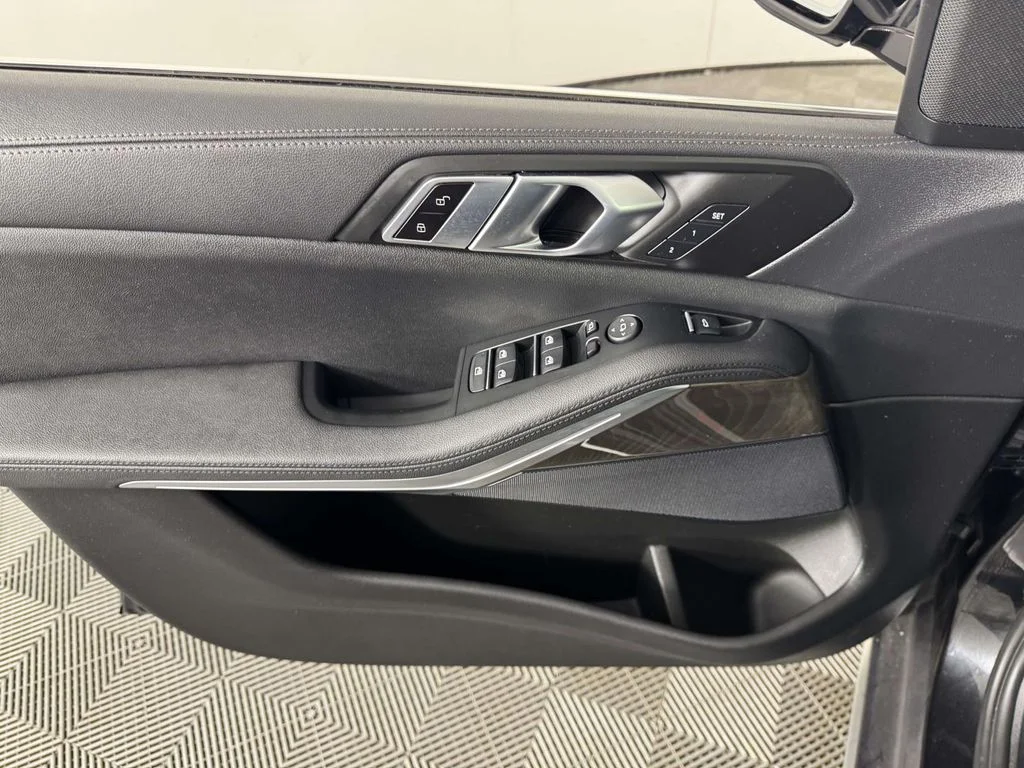 Used 2022 Black BMW xDrive40i image 17
