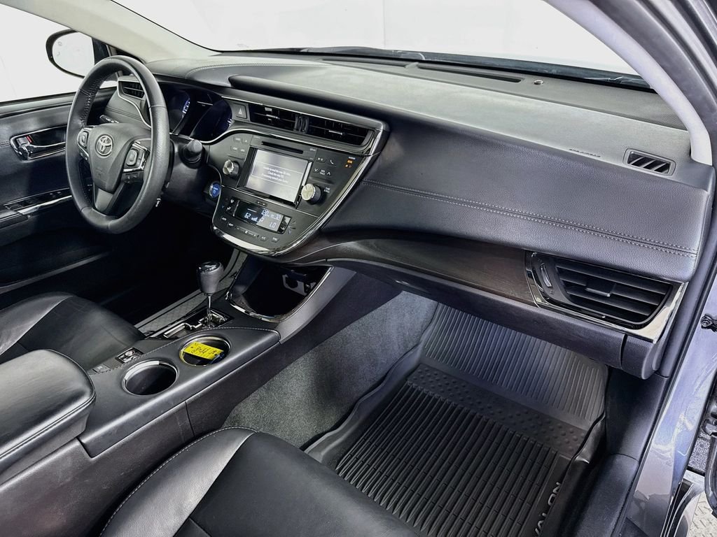 Used 2018 Magnetic Gray Metallic Toyota Hybrid XLE Premium image 29