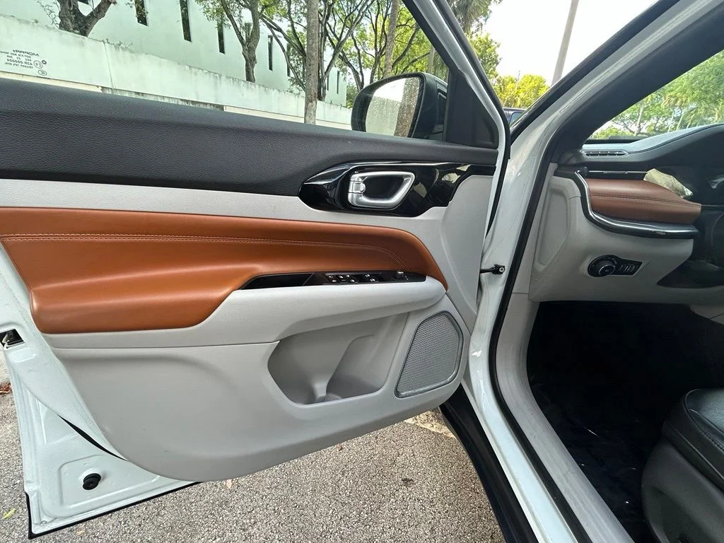 Used 2024 White/off-white Jeep Limited image 9