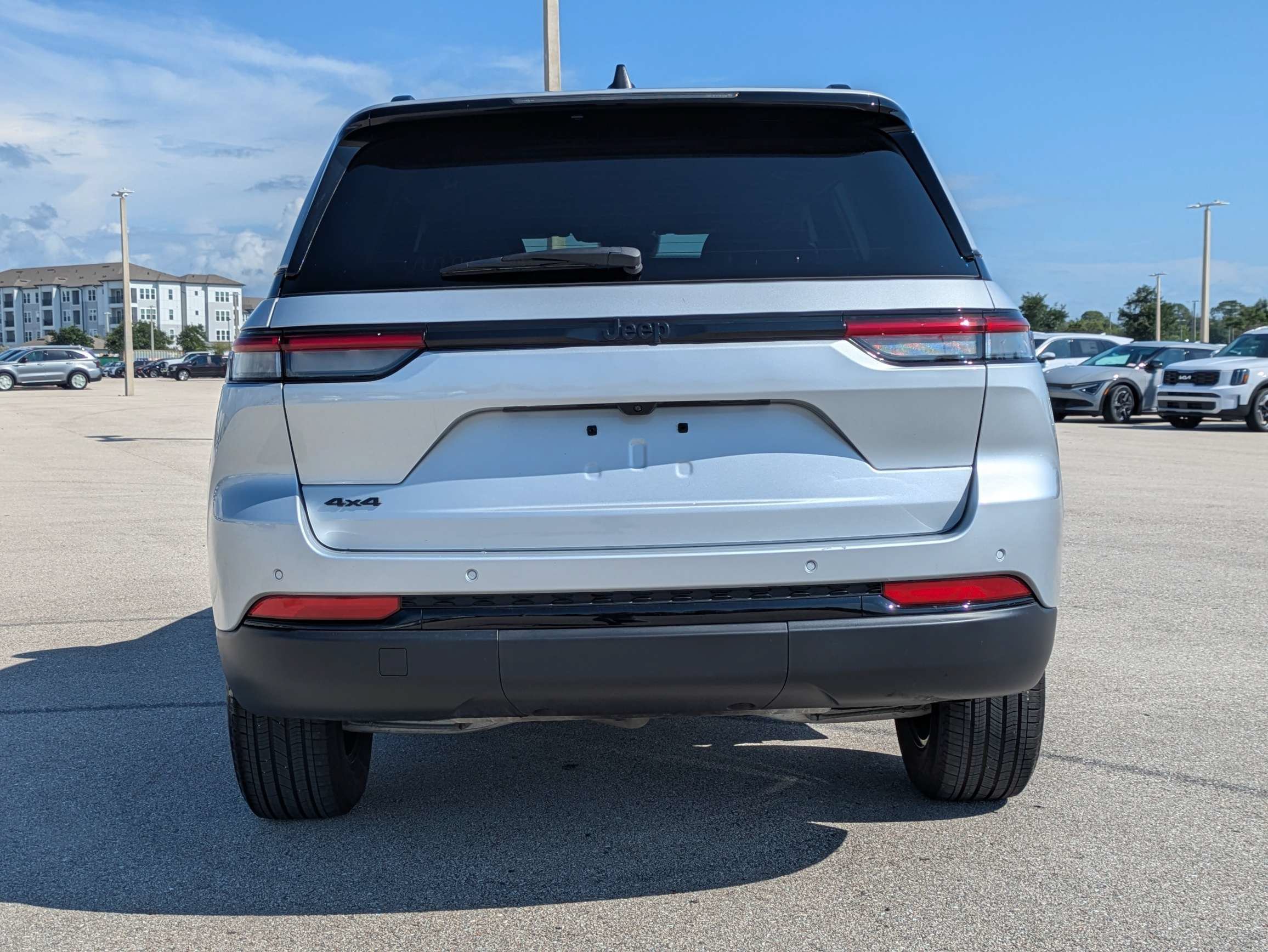 Used 2025 Silver Zynith Jeep Altitude image 6