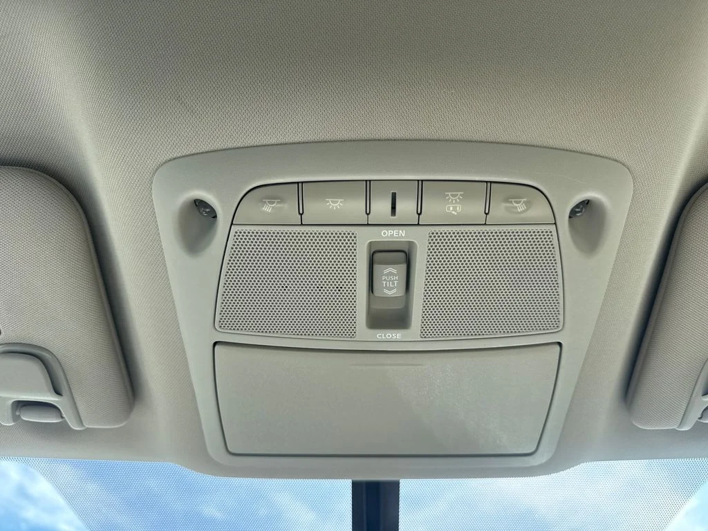 Used 2015 Pearl White Nissan SL image 27