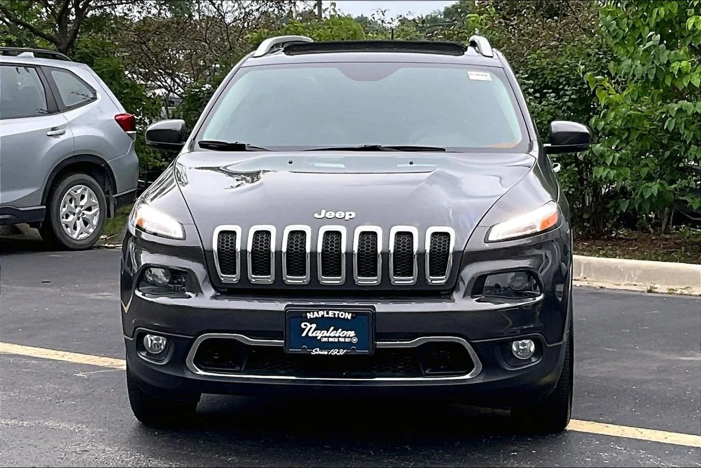 Used 2016 Gray Jeep Limited image 3