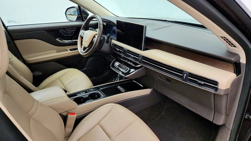 Used 2023 Crystal Red Metallic Premium Clearcoat Lincoln Grand Touring AWD image 24