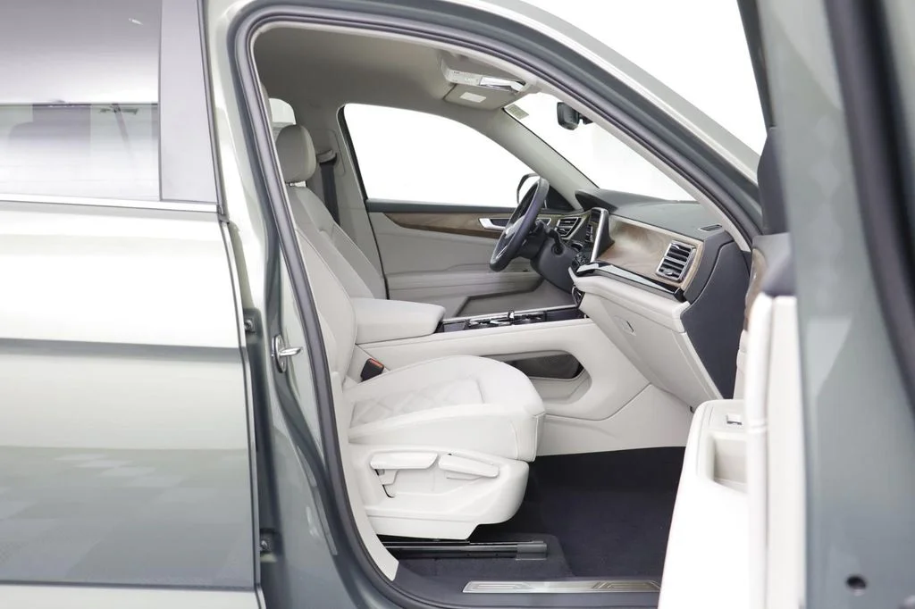 New 2026 Green Volkswagen 2.0T SE w/Technology image 19