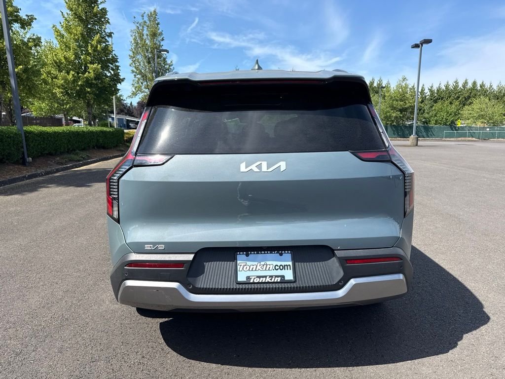 Used 2024 Iceberg Green Kia Wind image 5