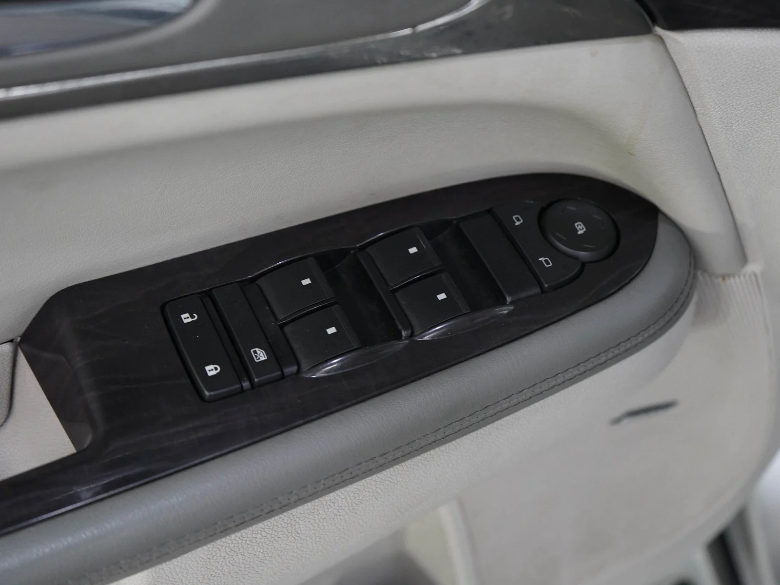 Used 2015 Quicksilver Metallic Buick Leather Group image 21